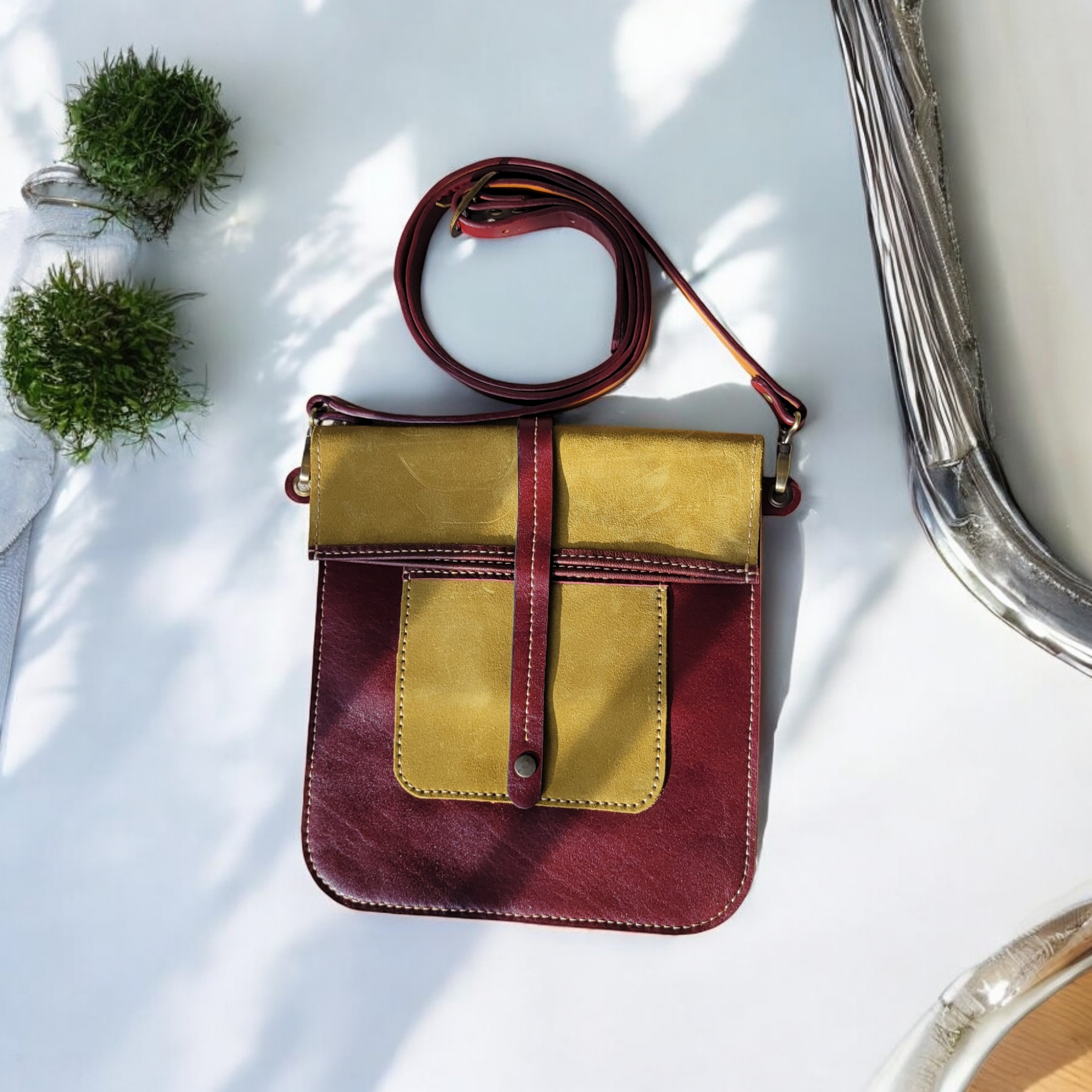 Dual-tone handmade leather bag crafted in Montréal, Canada
